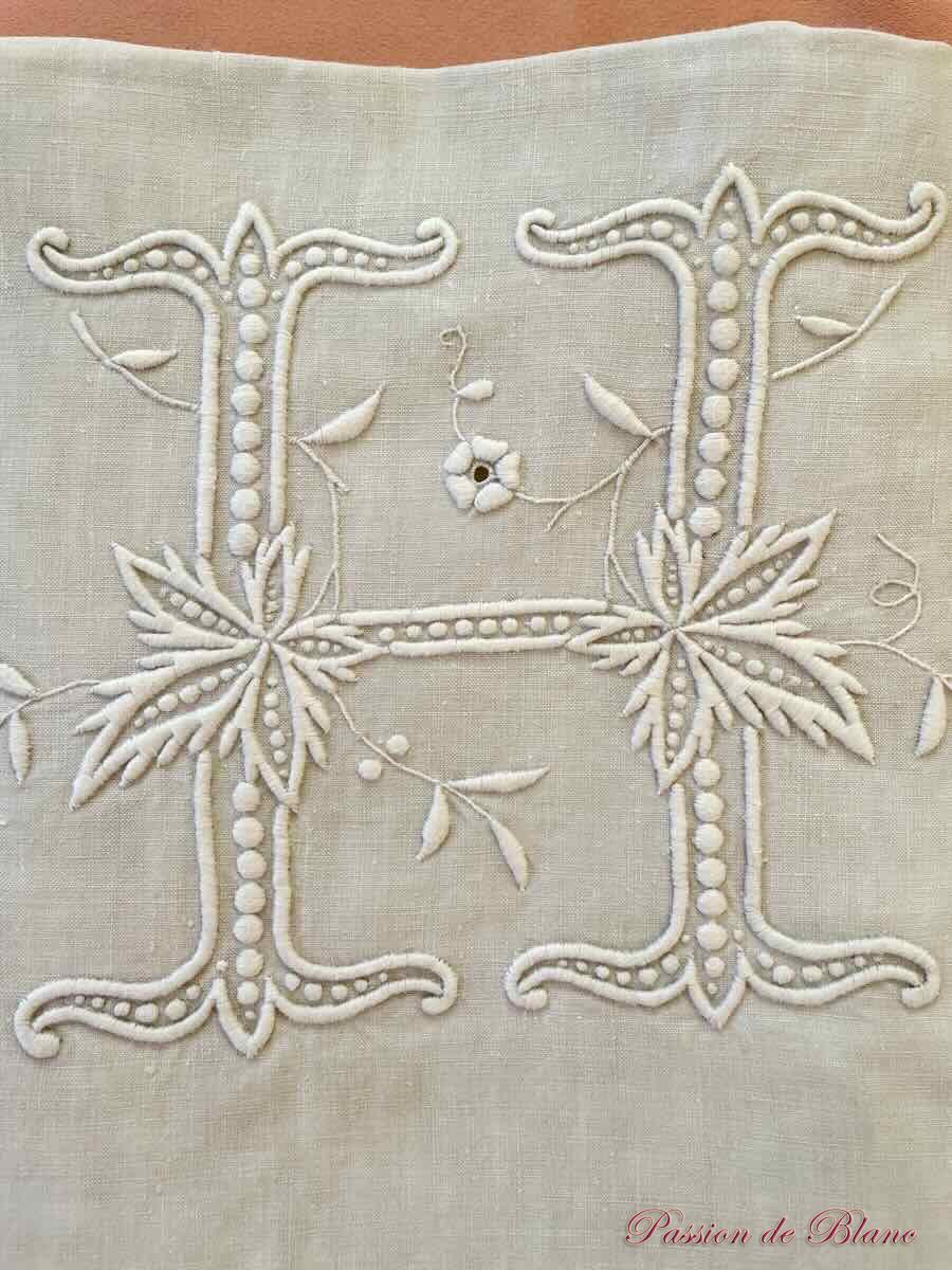 Grand drap de lin avec somptueuses broderies main : monogramme AH – Image 3