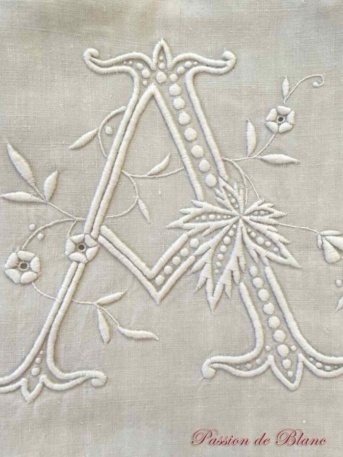 Grand drap de lin avec somptueuses broderies main : monogramme AH – Image 2