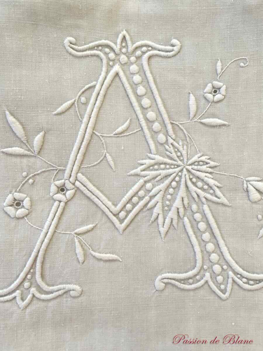 Grand drap de lin avec somptueuses broderies main : monogramme AH – Image 2