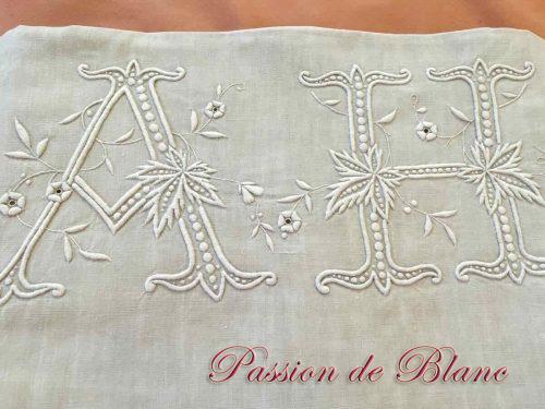 Grand drap de lin avec somptueuses broderies main : monogramme AH