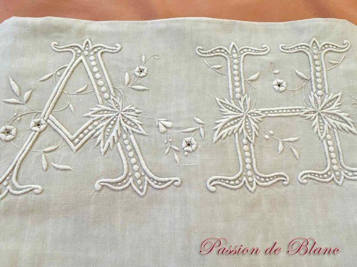 Drap lin broderie AH ancien