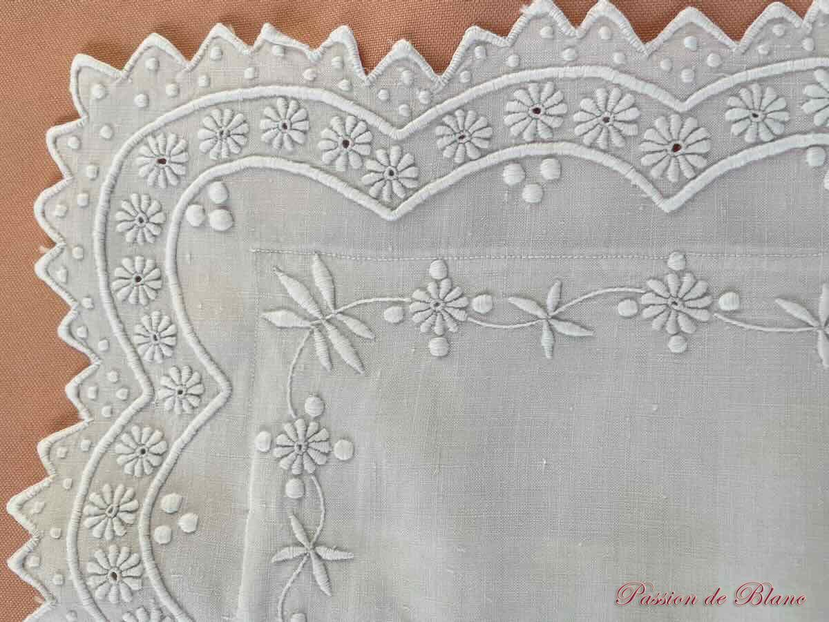 Merveilleuse paire de taies festonnées, fil de lin avec somptueuses broderies et mono JM – Image 5