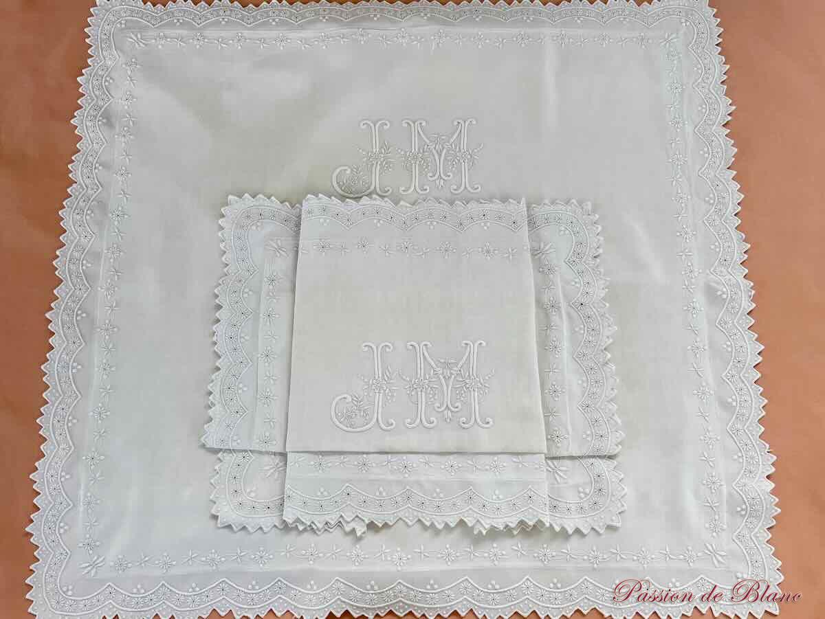 Merveilleuse paire de taies festonnées, fil de lin avec somptueuses broderies et mono JM – Image 10