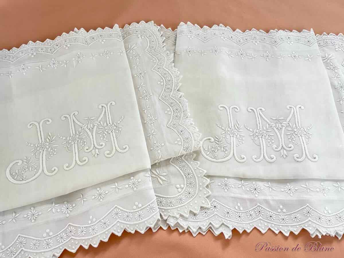 Merveilleuse paire de taies festonnées, fil de lin avec somptueuses broderies et mono JM – Image 8