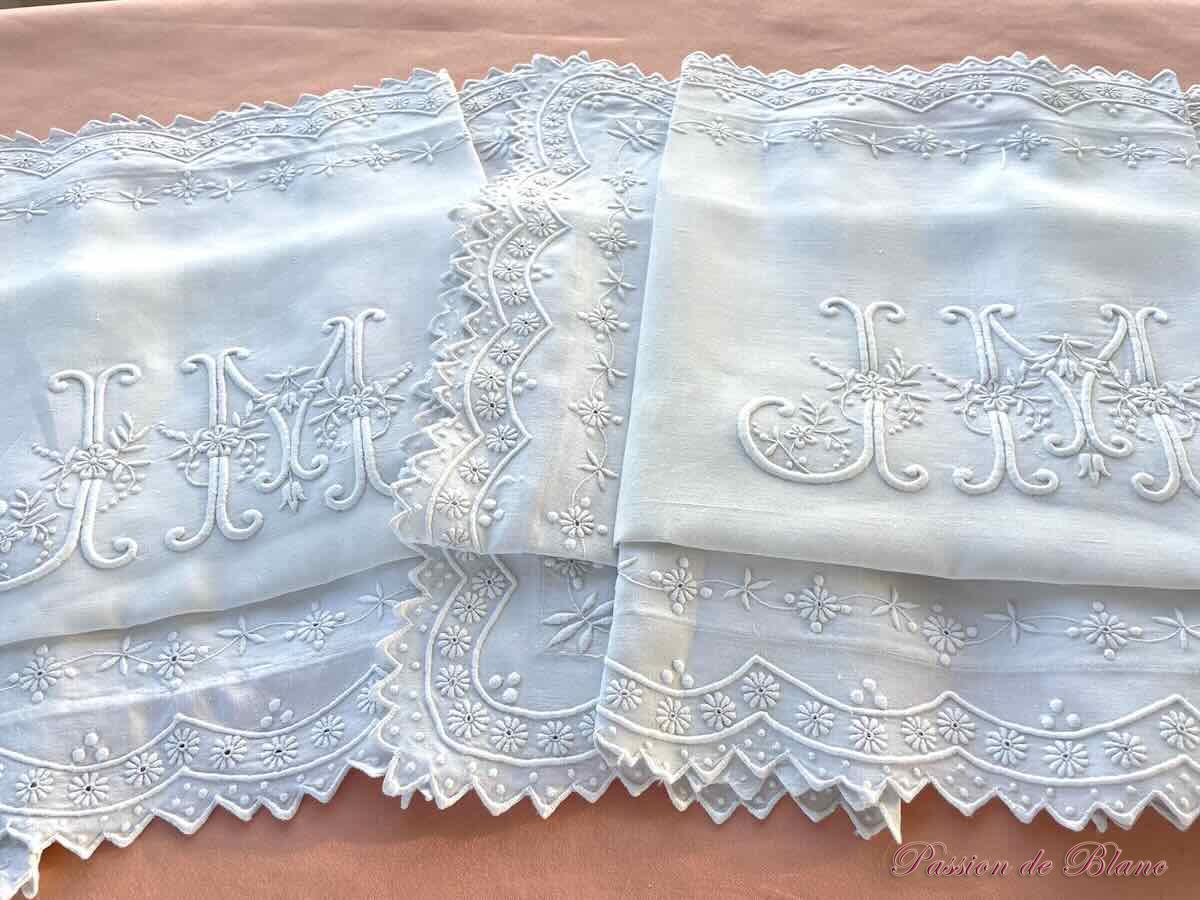 Merveilleuse paire de taies festonnées, fil de lin avec somptueuses broderies et mono JM – Image 3