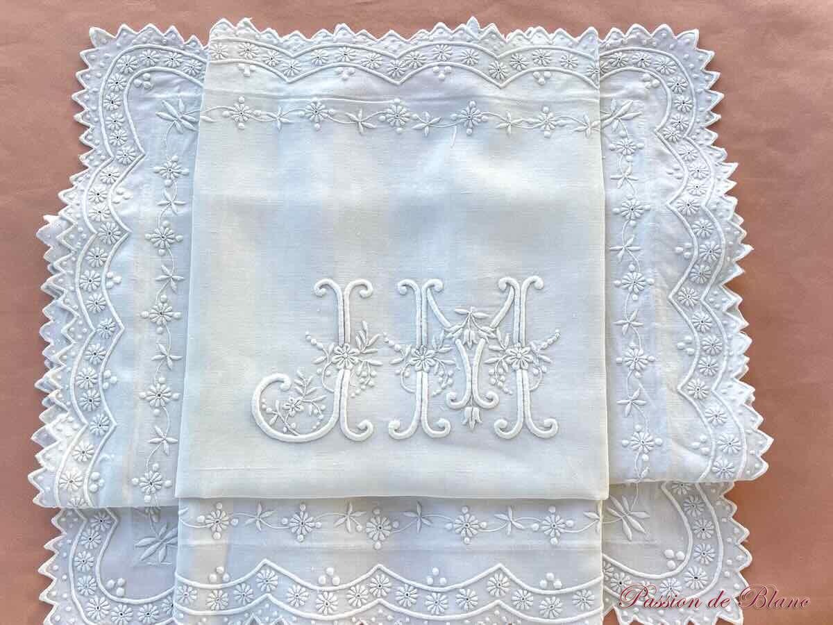 Merveilleuse paire de taies festonnées, fil de lin avec somptueuses broderies et mono JM – Image 2