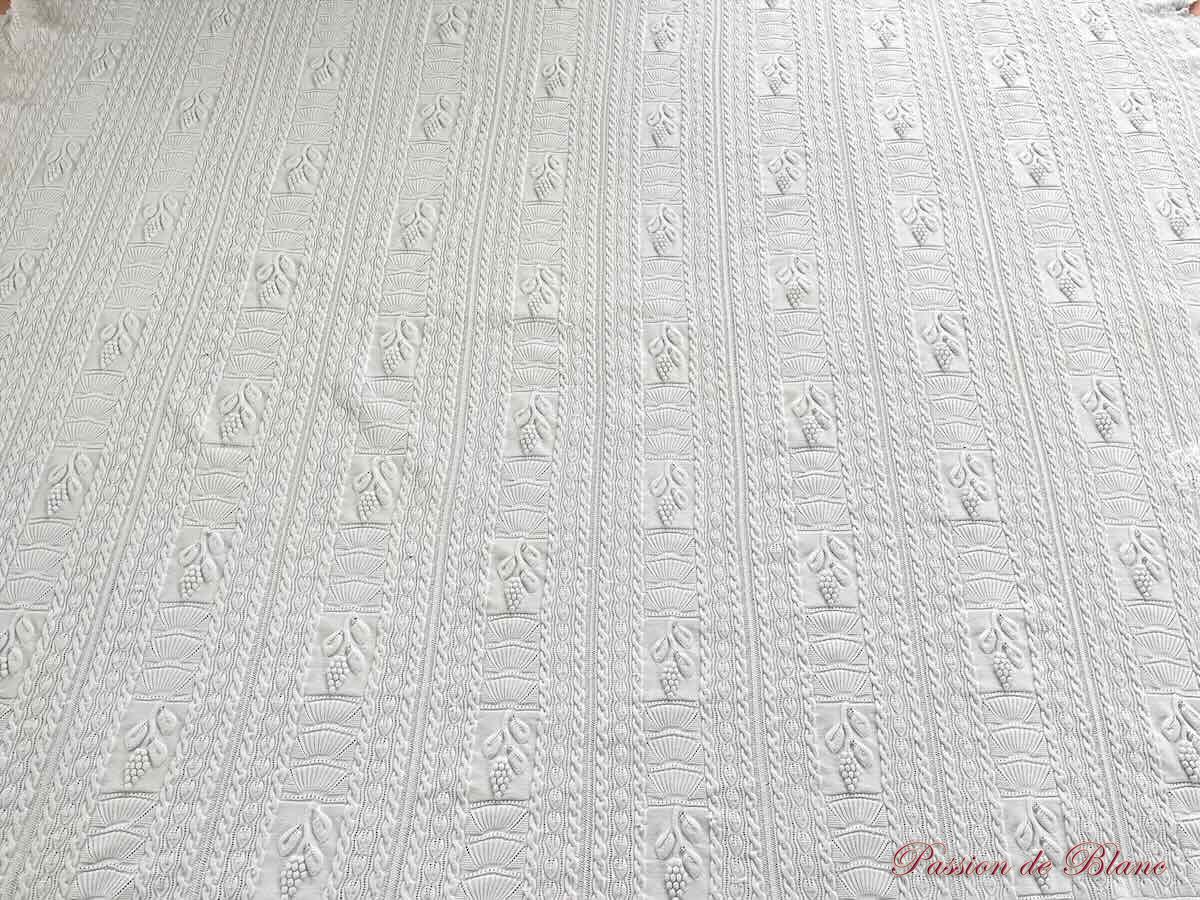 Belle courtepointe aux aiguilles en coton blanc avec motifs de raisins et autres – Image 6