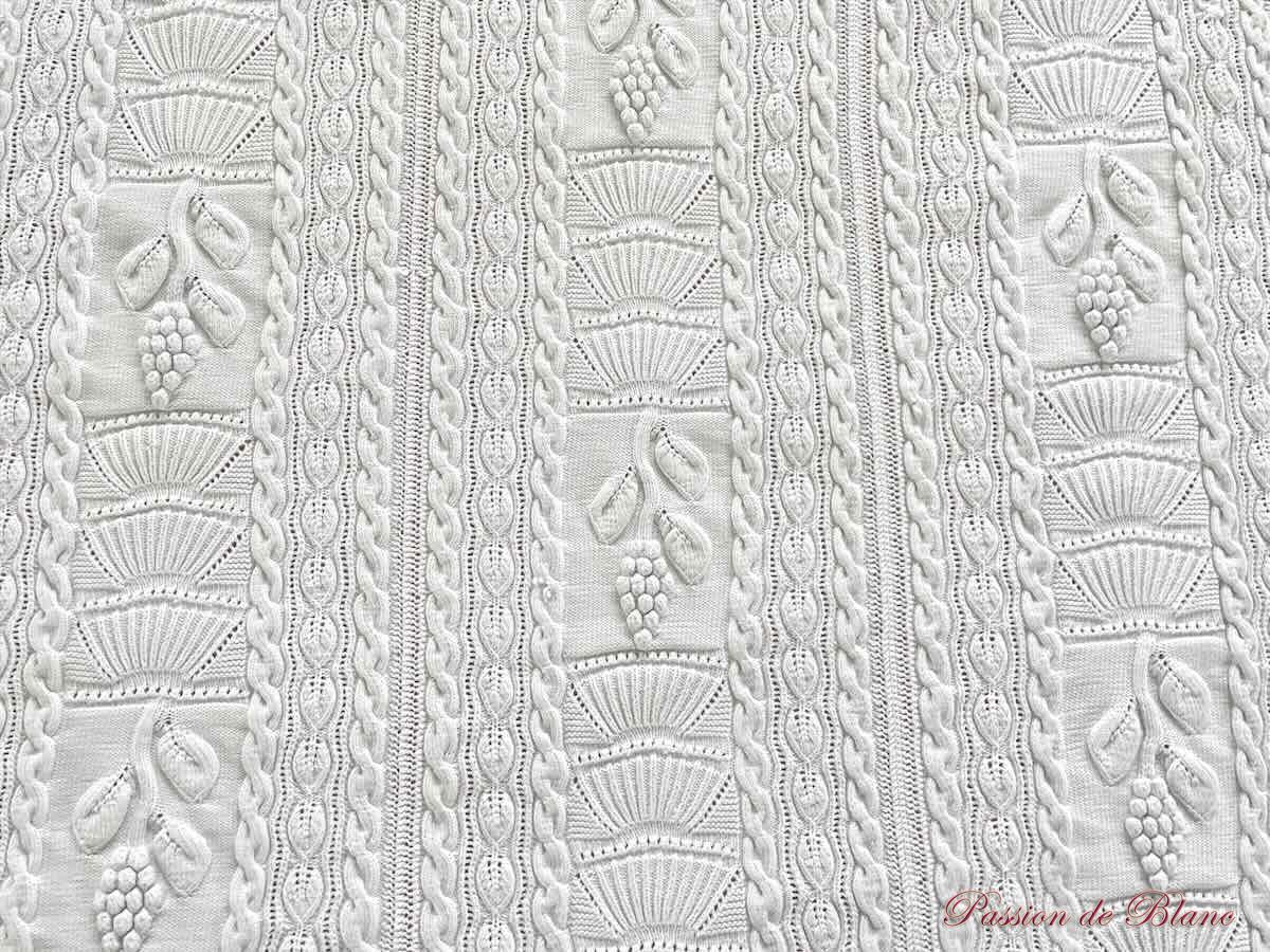 Belle courtepointe aux aiguilles en coton blanc avec motifs de raisins et autres – Image 7