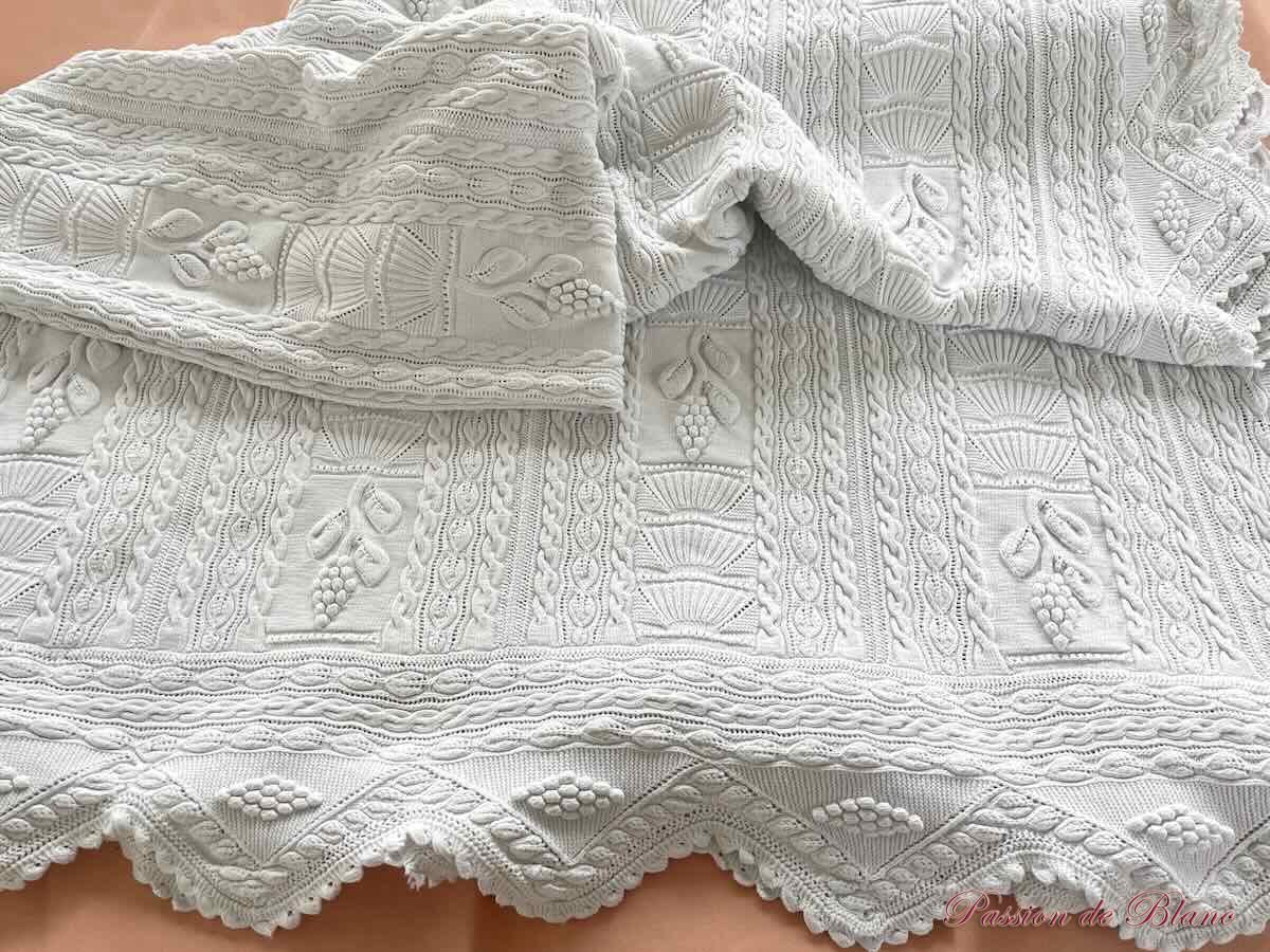 Belle courtepointe aux aiguilles en coton blanc avec motifs de raisins et autres – Image 4