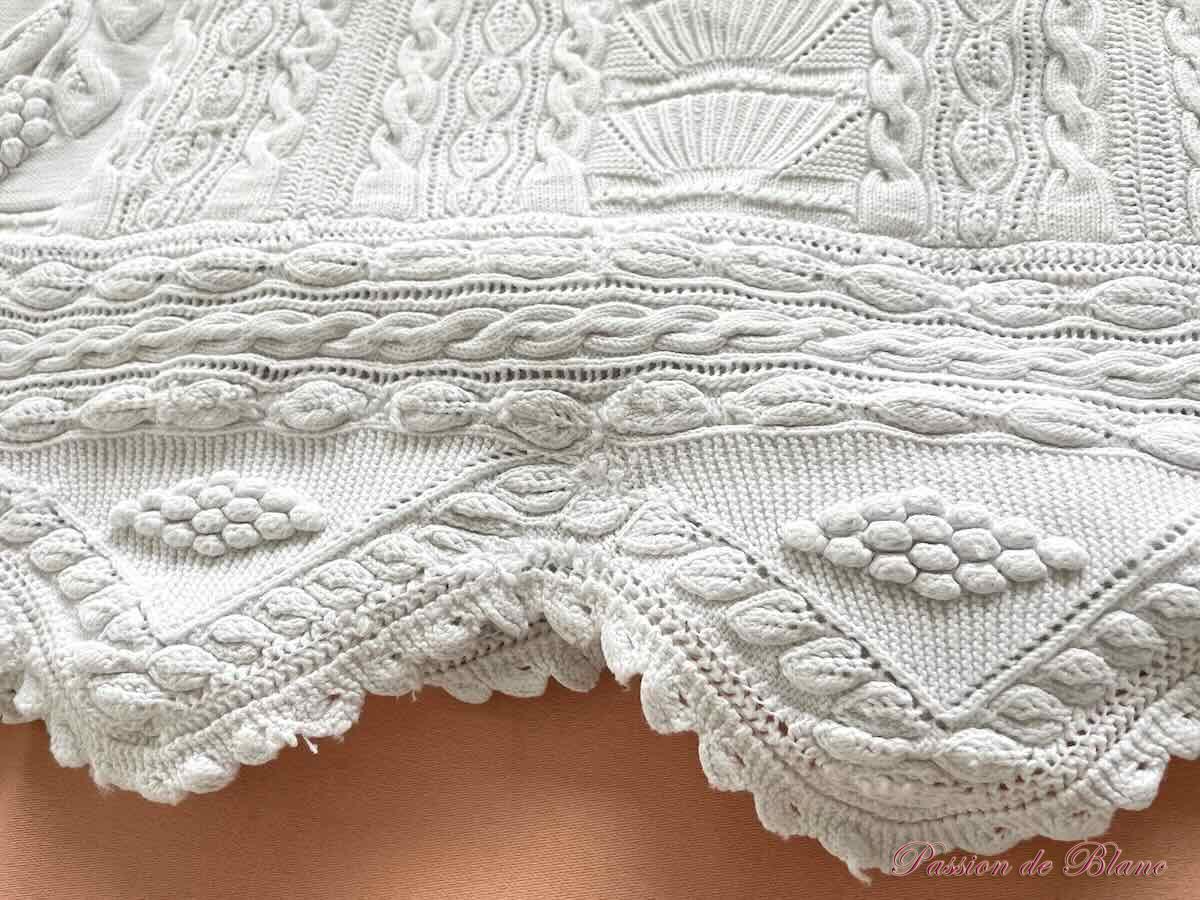 Belle courtepointe aux aiguilles en coton blanc avec motifs de raisins et autres – Image 8