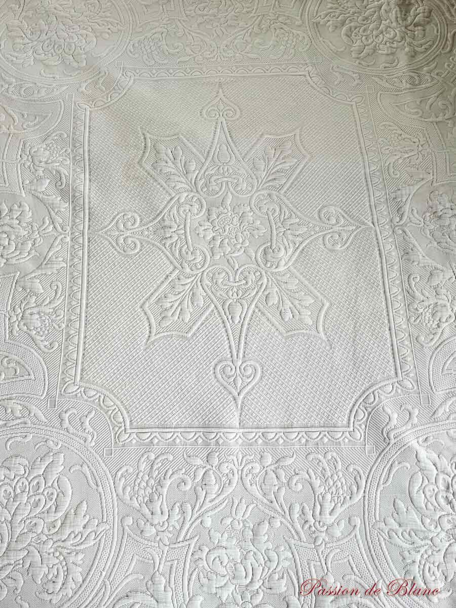 Grande couverture en piqué Marseillais, beau relief, 2 monogrammes MC – Image 4
