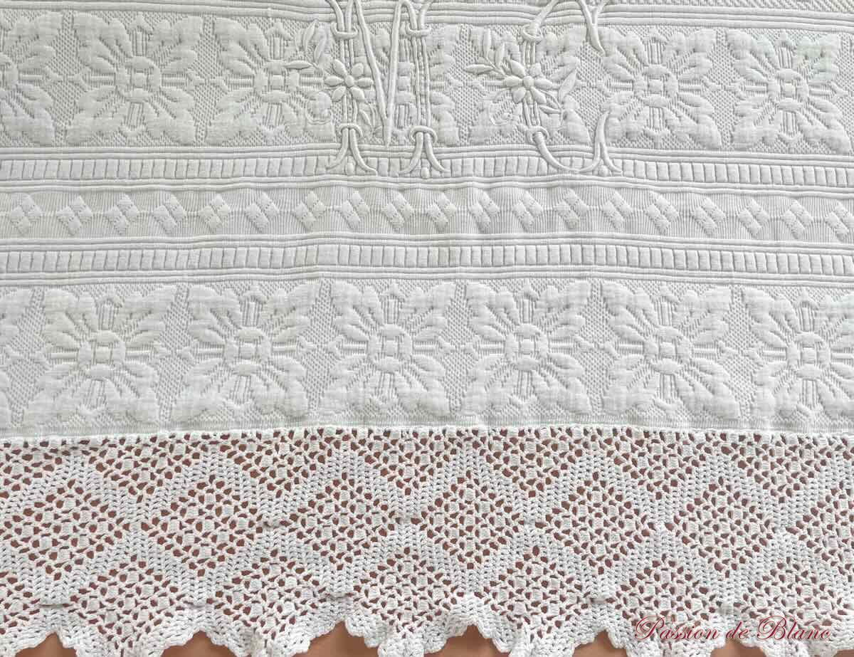 Grande couverture en piqué Marseillais, beau relief, 2 monogrammes MC – Image 5