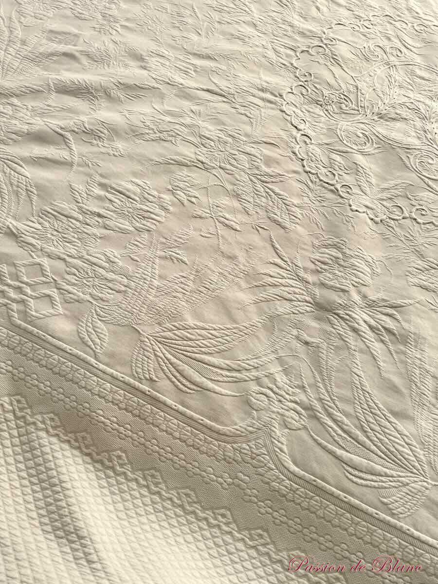 Couverture en piqué plat avec relief et monogramme CH, dentelles – Image 13