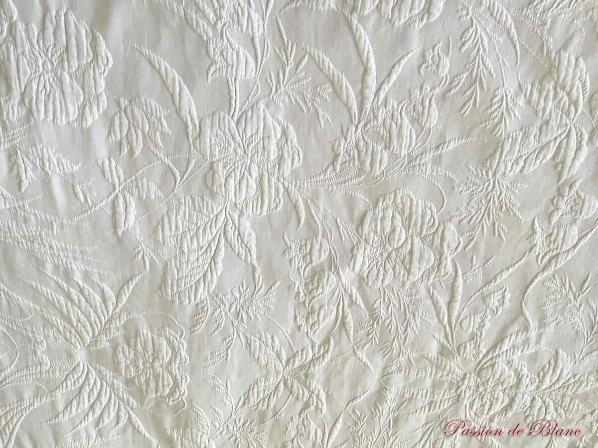 Couverture en piqué plat avec relief et monogramme CH, dentelles – Image 4