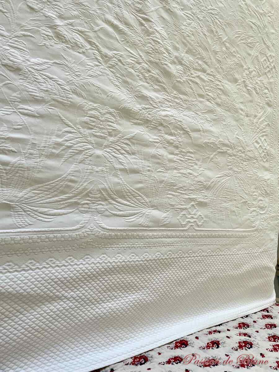 Couverture en piqué plat avec relief et monogramme CH, dentelles – Image 11