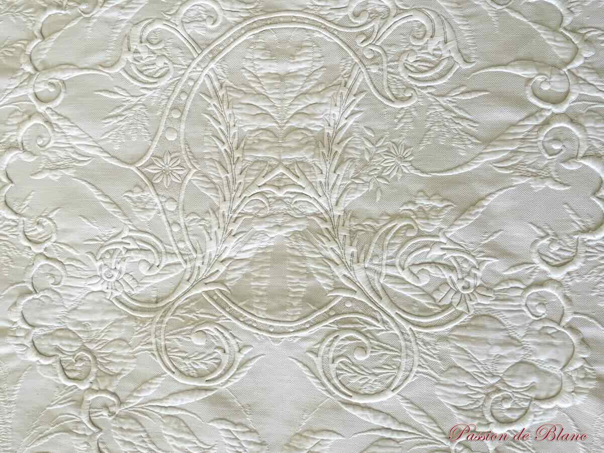 Couverture en piqué plat avec relief et monogramme CH, dentelles – Image 10