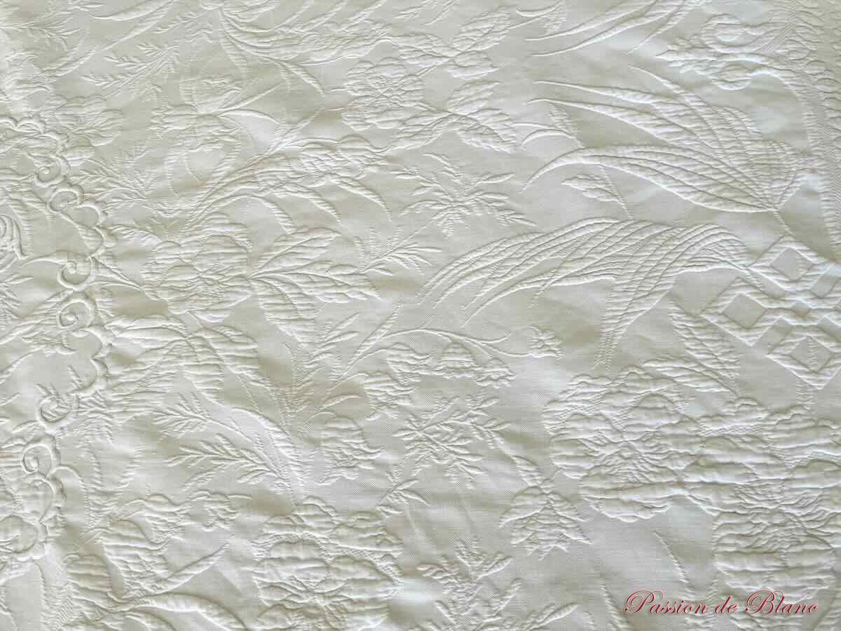 Couverture en piqué plat avec relief et monogramme CH, dentelles – Image 9