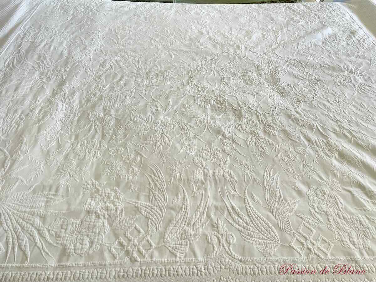 Couverture en piqué plat avec relief et monogramme CH, dentelles – Image 8