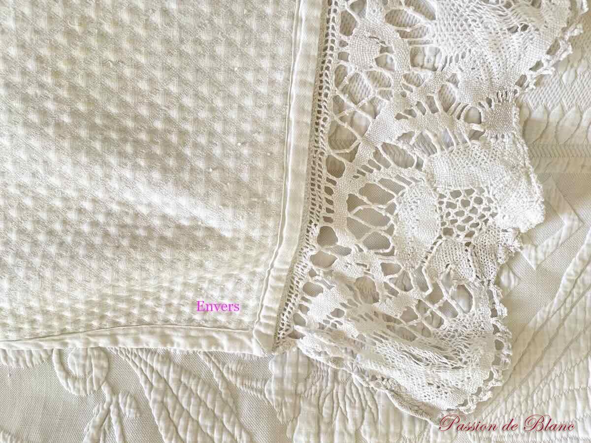 Couverture en piqué plat avec relief et monogramme CH, dentelles – Image 6