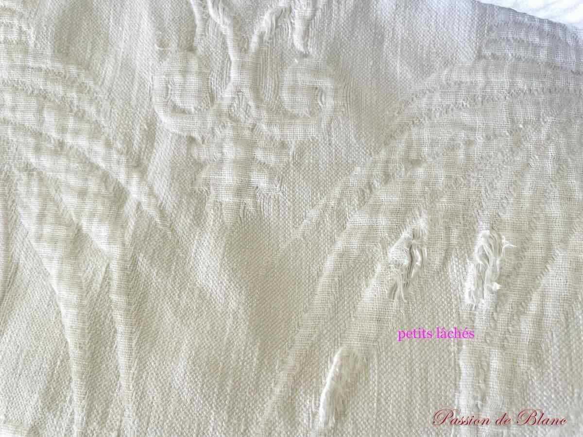 Couverture en piqué plat avec relief et monogramme CH, dentelles – Image 5