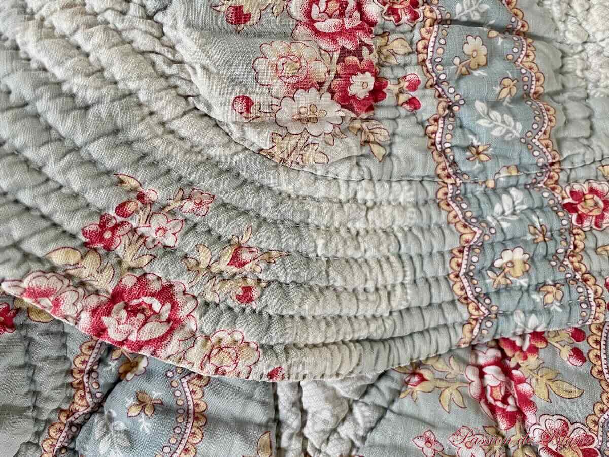 Rare grande ouverture Piquée fin XIXe siècle : deux faces aux motifs fleuris sur fond gris-bleu – Image 8