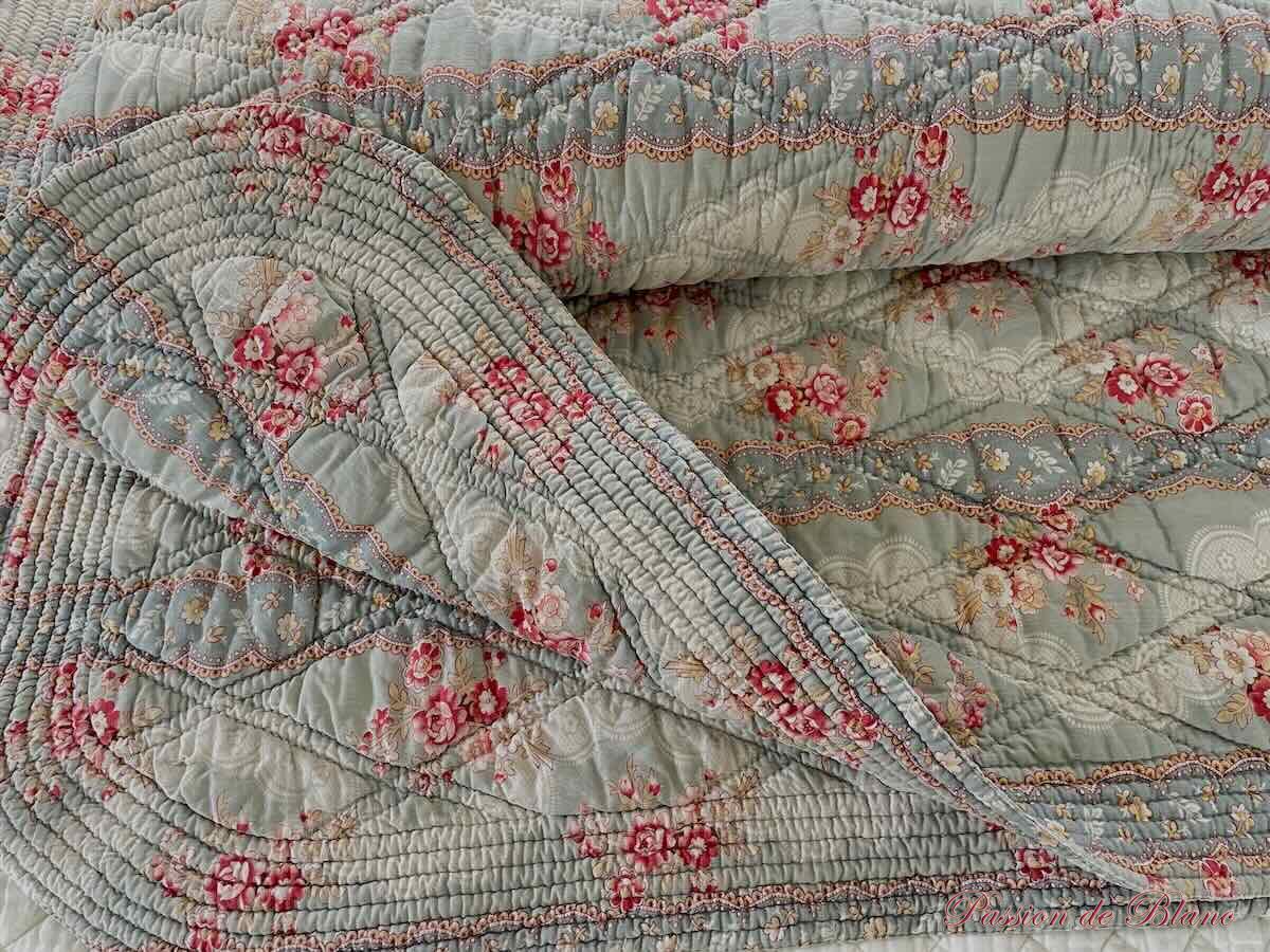 Couverture piquée fond bleu-vert fleurs