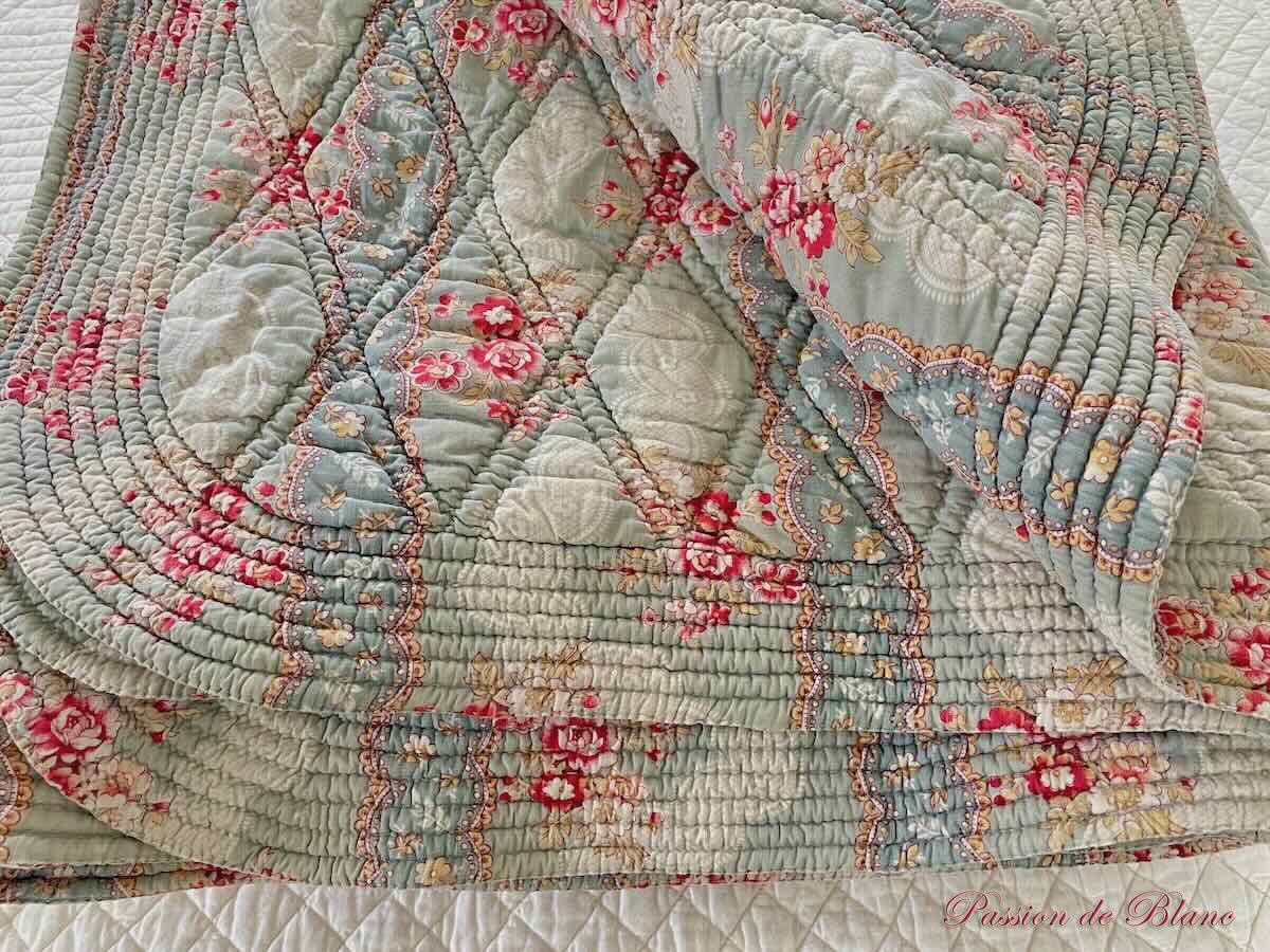 Rare grande ouverture Piquée fin XIXe siècle : deux faces aux motifs fleuris sur fond gris-bleu – Image 9