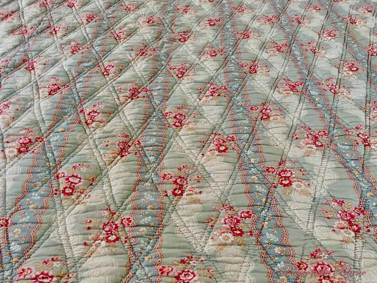 Rare grande ouverture Piquée fin XIXe siècle : deux faces aux motifs fleuris sur fond gris-bleu – Image 5