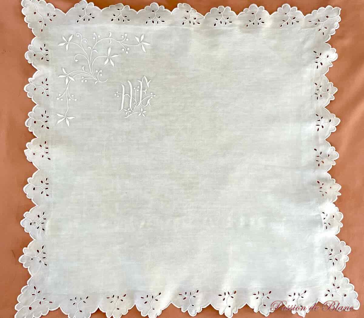 Taies festonnées : broderie avec branchages fleuris, monogramme HE sur toile de lin – Image 4