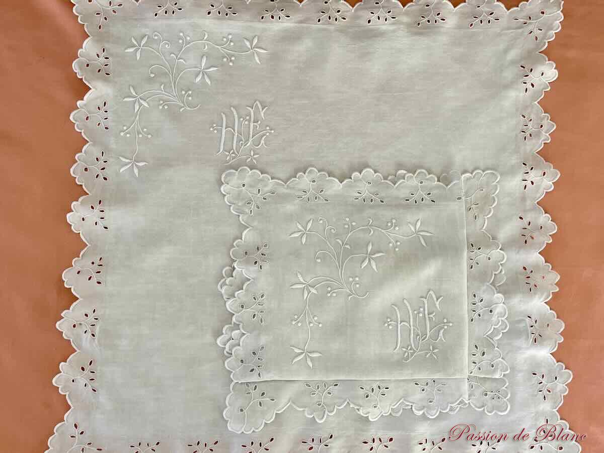 Taies festonnées : broderie avec branchages fleuris, monogramme HE sur toile de lin – Image 3