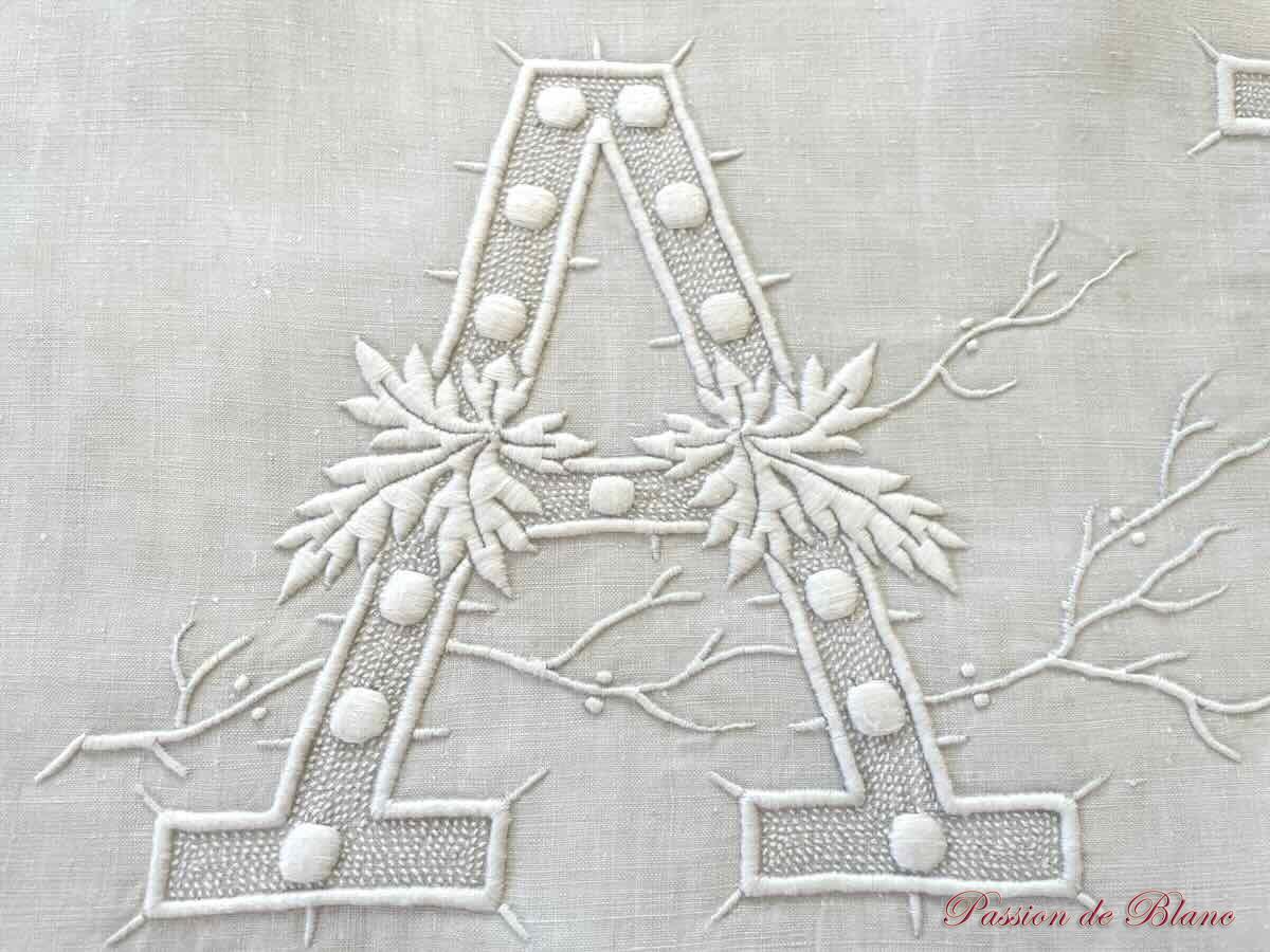 Grand drap de lin avec belles broderies main : monogramme AH avec feuillage – Image 7