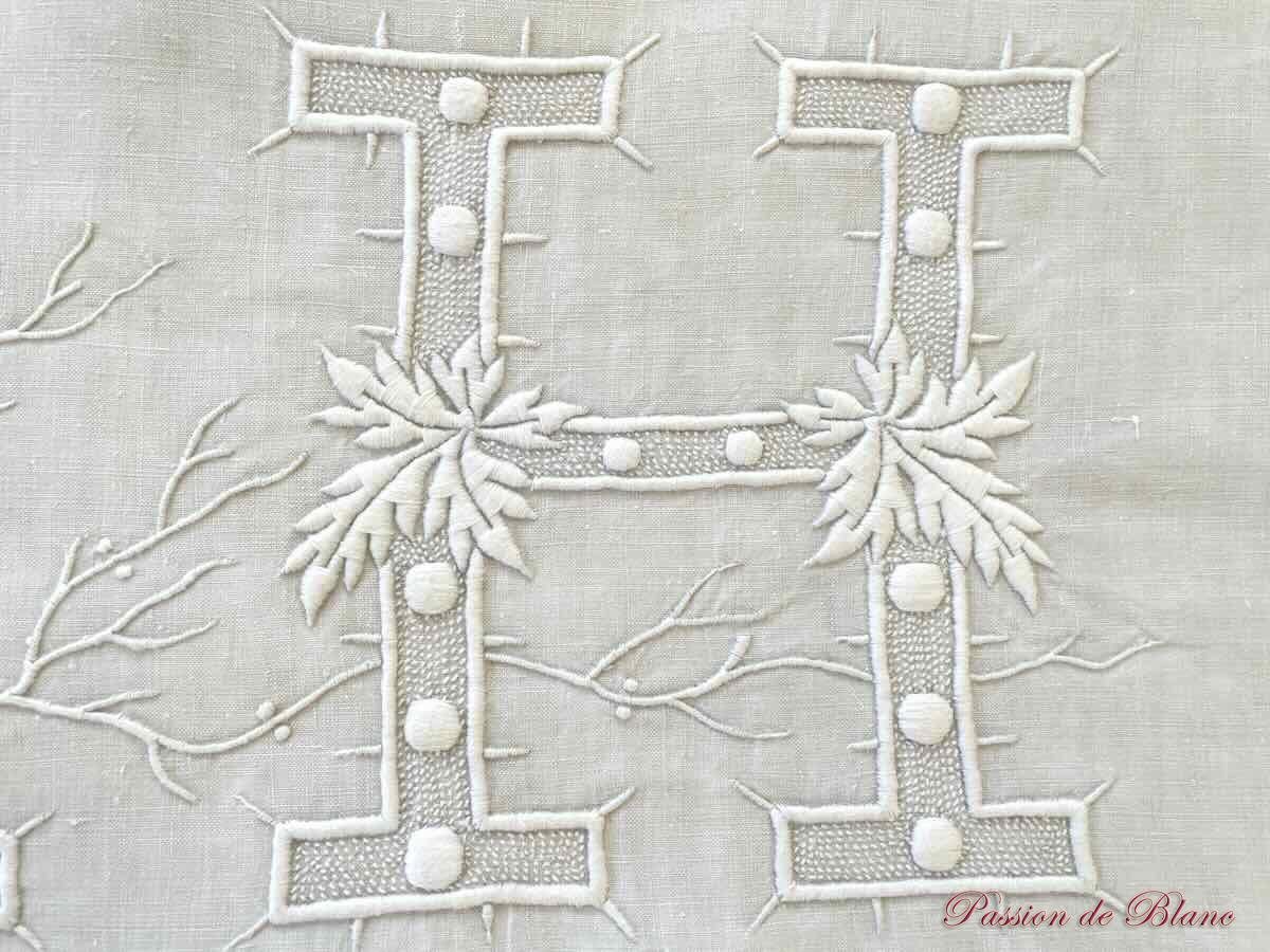 Grand drap de lin avec belles broderies main : monogramme AH avec feuillage – Image 6