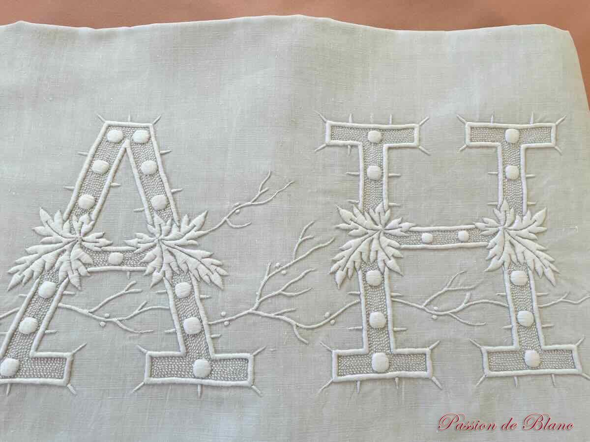Grand drap de lin avec belles broderies main : monogramme AH avec feuillage – Image 4