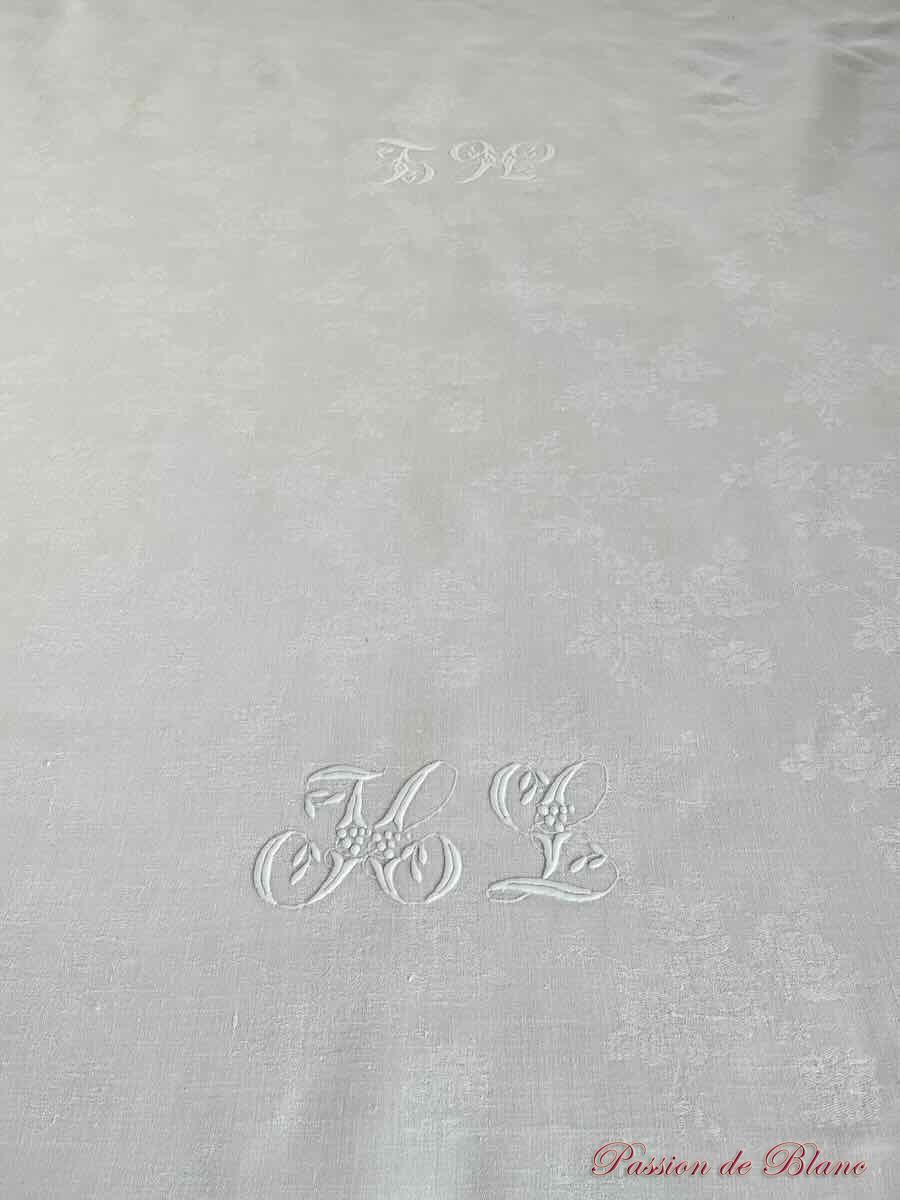 Nappe en damassé de lin fin avec 2 monogrammes AM et beaux motifs tissés – Image 7
