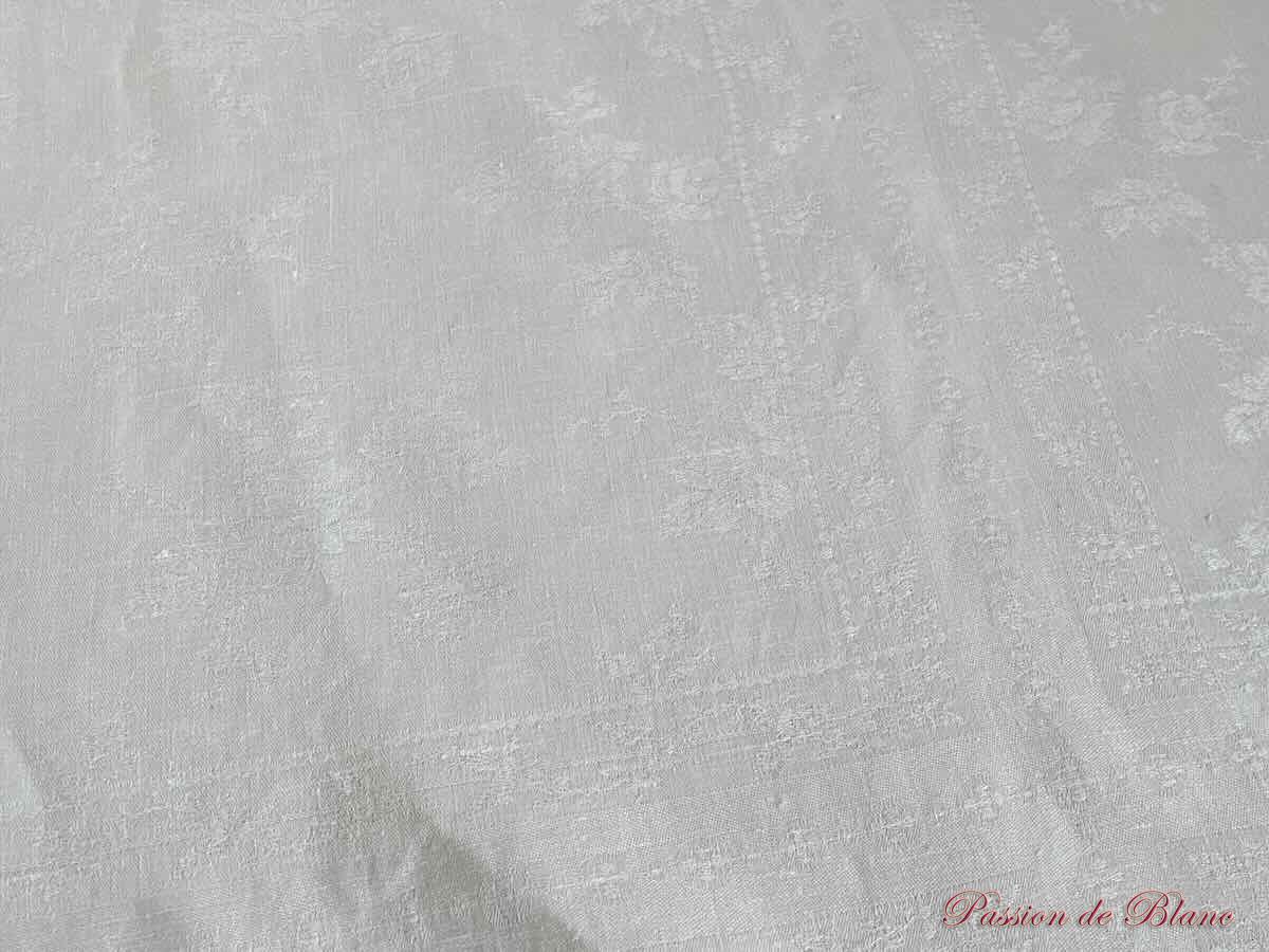 Nappe en damassé de lin fin avec 2 monogrammes AM et beaux motifs tissés – Image 5