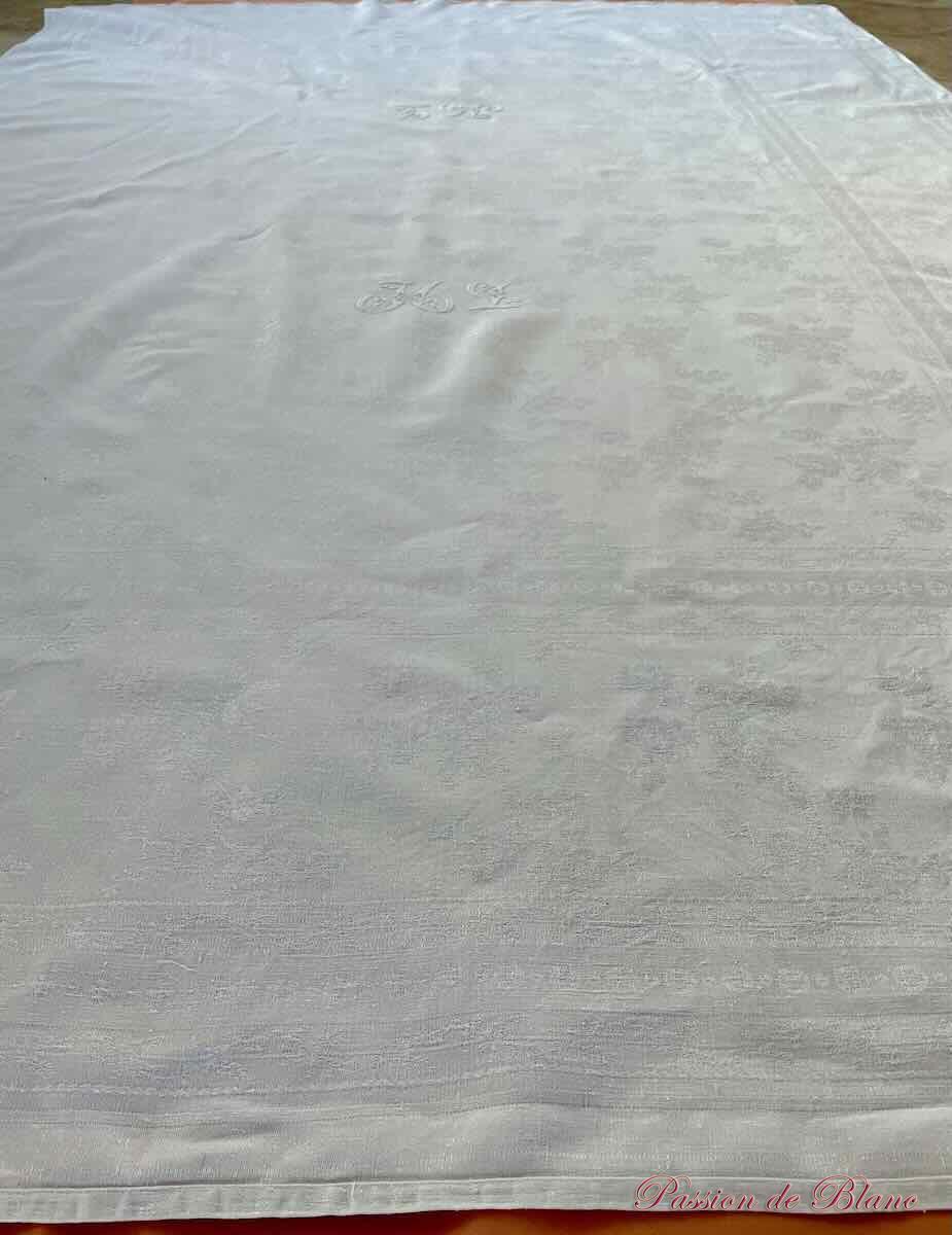 Nappe en damassé de lin fin avec 2 monogrammes AM et beaux motifs tissés – Image 4
