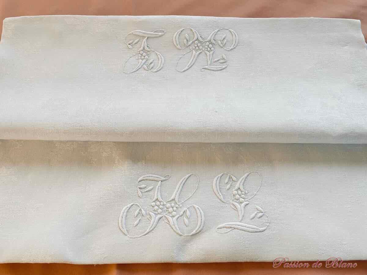 Nappe en damassé de lin fin avec 2 monogrammes AM et beaux motifs tissés – Image 8