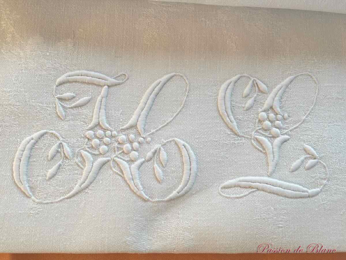 Nappe en damassé de lin fin avec 2 monogrammes AM et beaux motifs tissés – Image 3