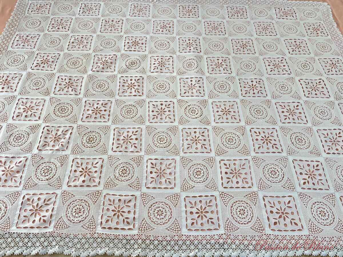 Nappe main broderie crochet