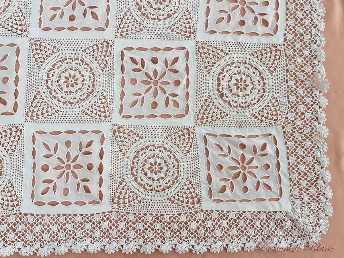Nappe Brodée Main avec carrés brodés sur lin fin et carrés dentelle crochet – Image 6