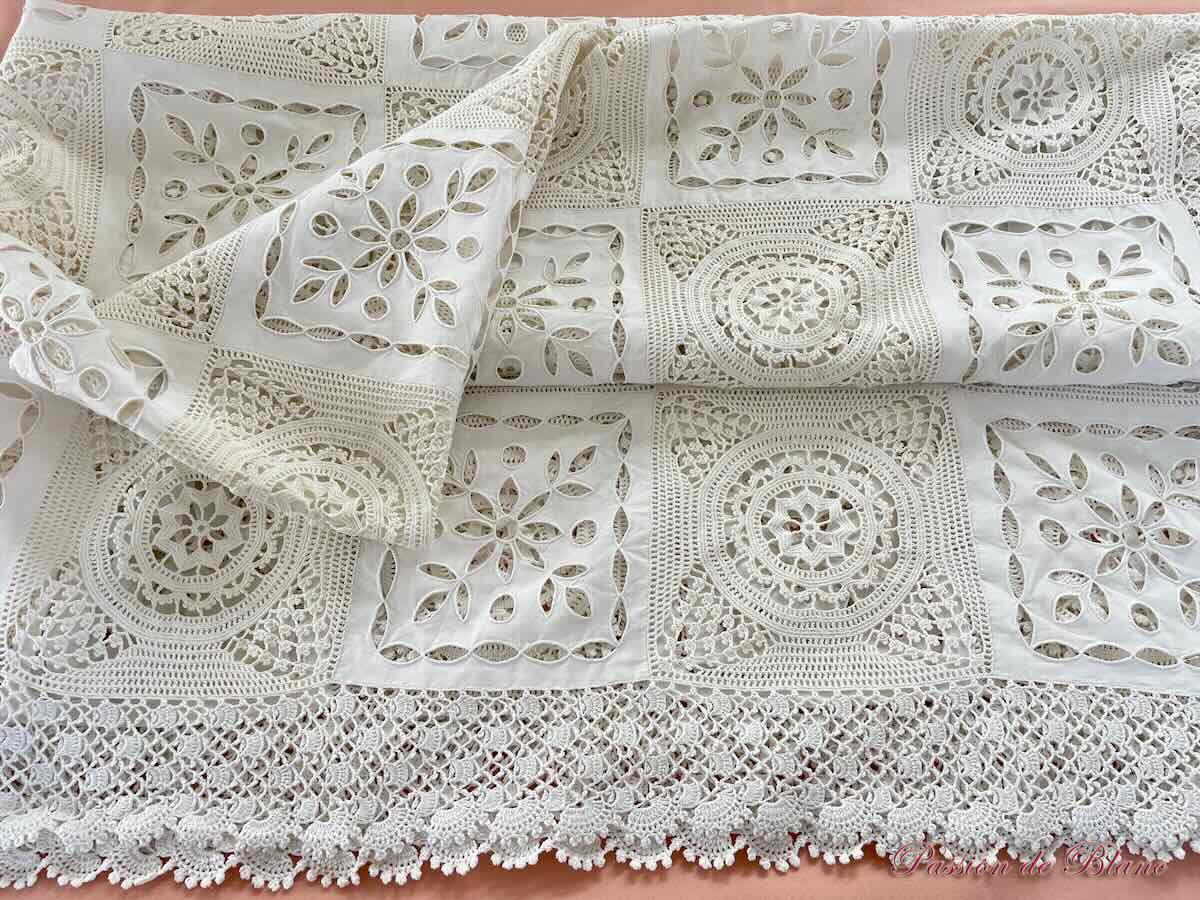Nappe Brodée Main avec carrés brodés sur lin fin et carrés dentelle crochet – Image 5