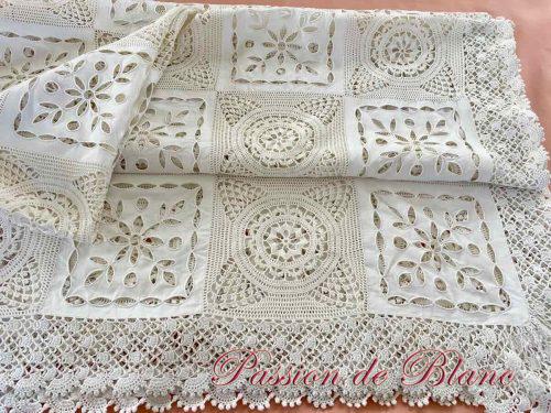 Nappe Brodée Main avec carrés brodés sur lin fin et carrés dentelle crochet
