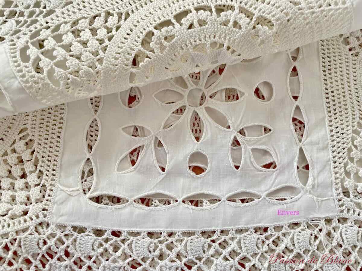 Nappe Brodée Main avec carrés brodés sur lin fin et carrés dentelle crochet – Image 3