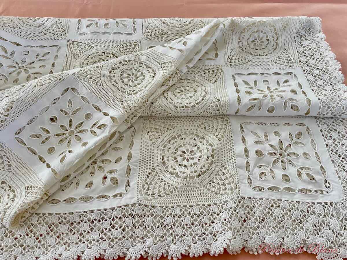 Nappe Brodée Main avec carrés brodés sur lin fin et carrés dentelle crochet – Image 2