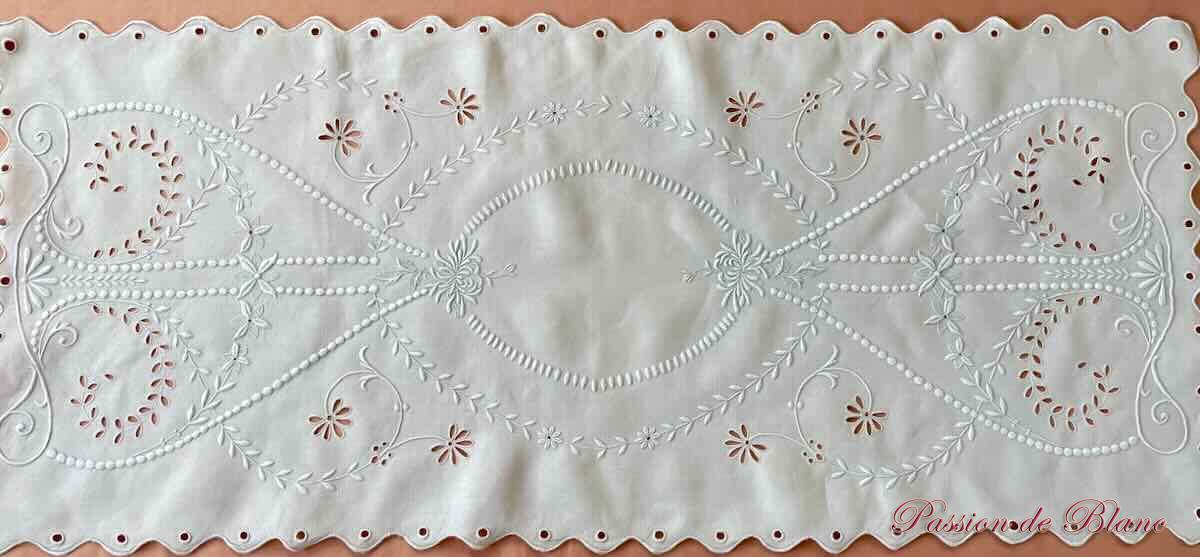 Grand napperon long, chemin table, réalisé main avec broderie Anglaise sur lin fin – Image 3