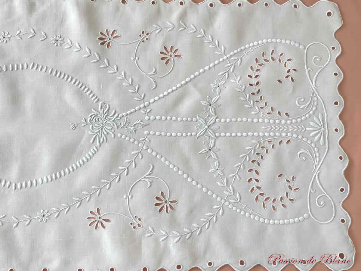 Grand napperon long, chemin table, réalisé main avec broderie Anglaise sur lin fin – Image 4