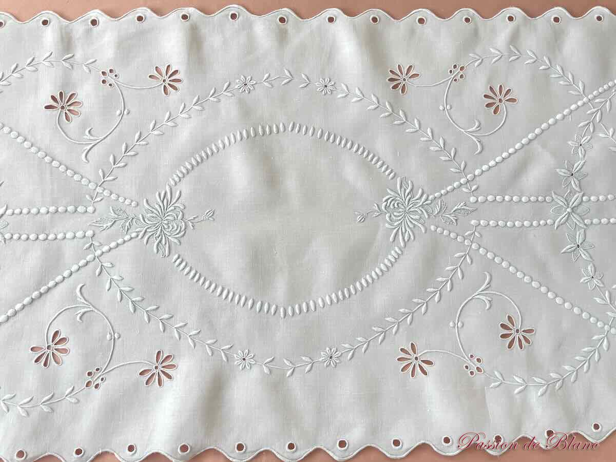 Grand napperon long, chemin table, réalisé main avec broderie Anglaise sur lin fin – Image 7