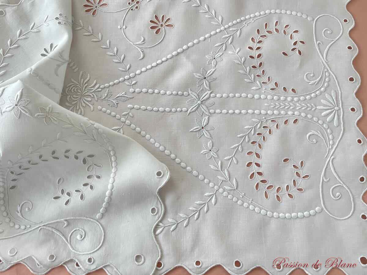 Grand napperon long, chemin table, réalisé main avec broderie Anglaise sur lin fin – Image 8