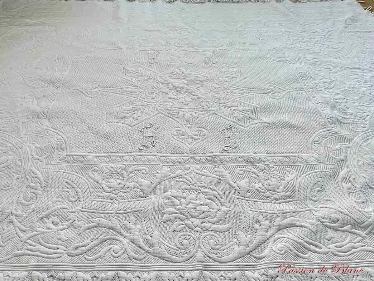 Grande couverture en piqué  Marseillais, beau relief,  monogrammes MR et HE – Image 3