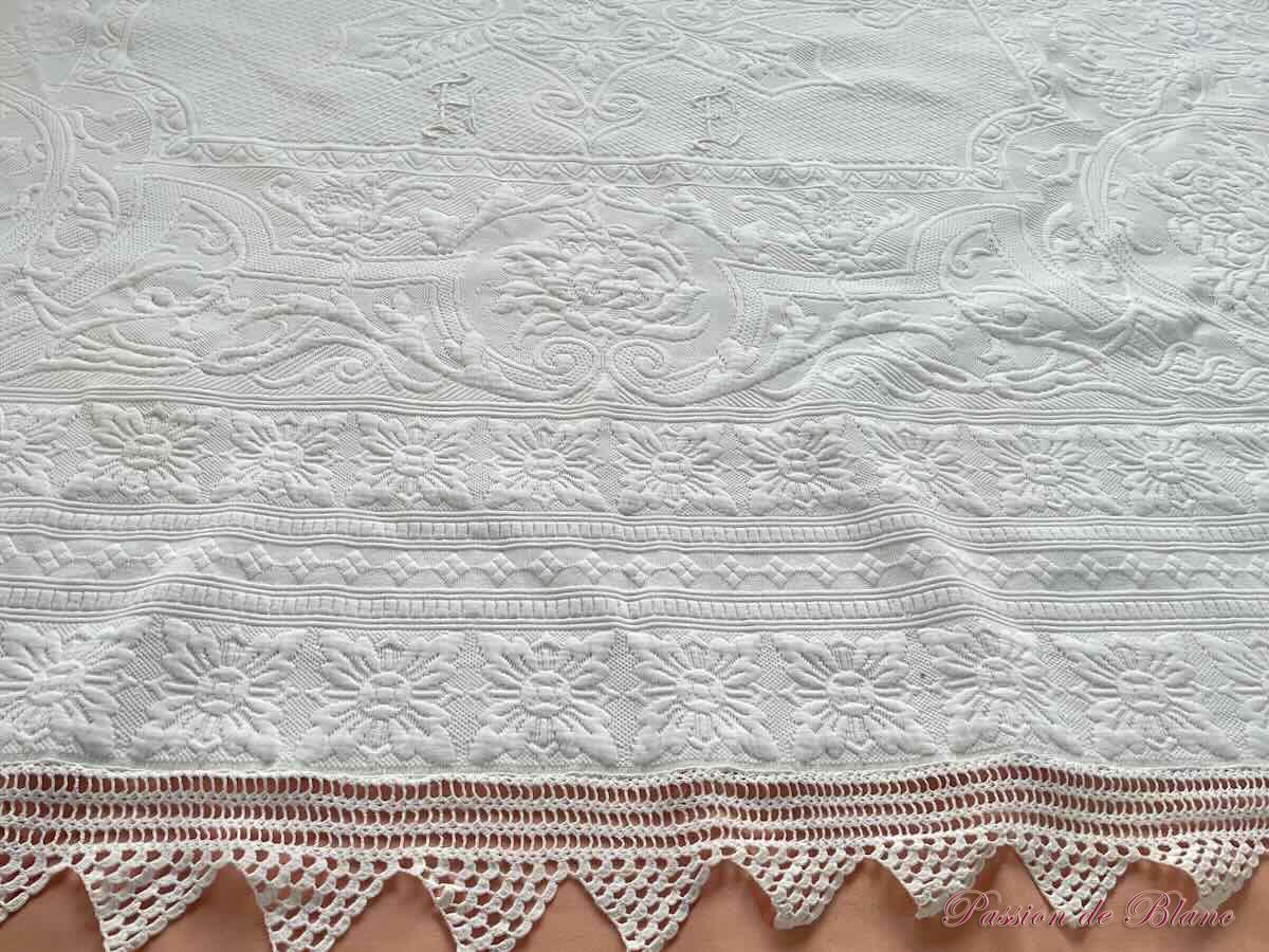 Grande couverture en piqué  Marseillais, beau relief,  monogrammes MR et HE – Image 6